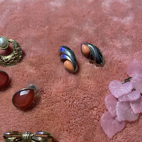 Vintage Estate Jewelry Lot Earrings Pairs Pin Pendants 33 Pcs - Picture 15 of 16